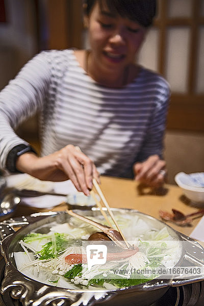 Frau isst Meeresfrüchte in einem Restaurant in Kyoto