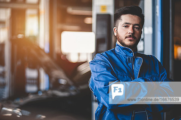 Porträt eines Automechanikers in einer Werkstatt