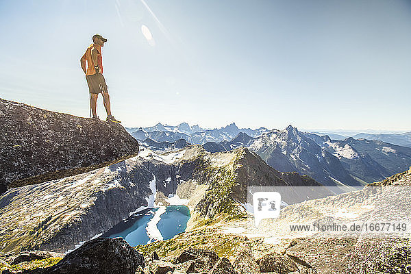 Bergwanderer betrachtet die Aussicht von einem Berggipfel aus.