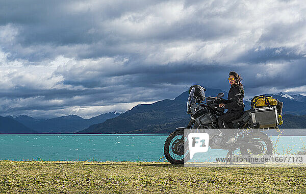 Frau auf einem Enduro-Touring-Motorrad am Lago Rio Tranquillo