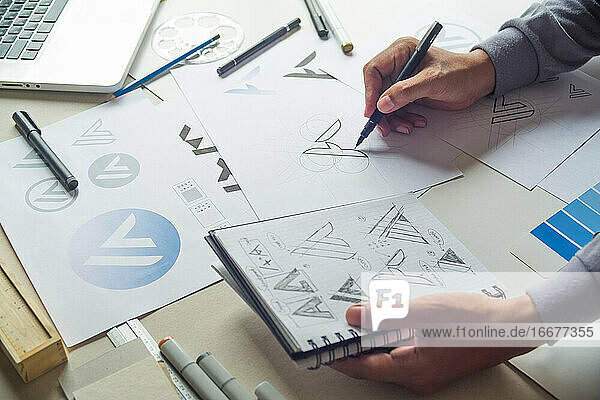 Grafikdesigner Skizze Entwurf Logo