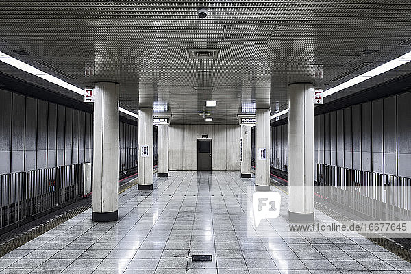 leerer Bahnsteig in einer U-Bahn-Station in Osaka