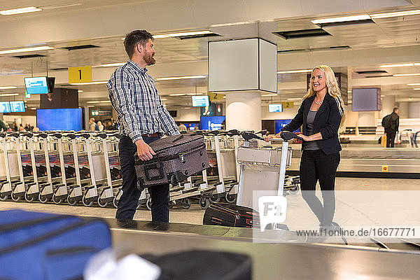 Ehepaar mit Gepäck im Flughafen