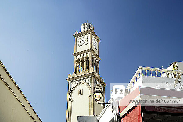 Alter Uhrenturm in der historischen Medina im Zentrum von Casablanca