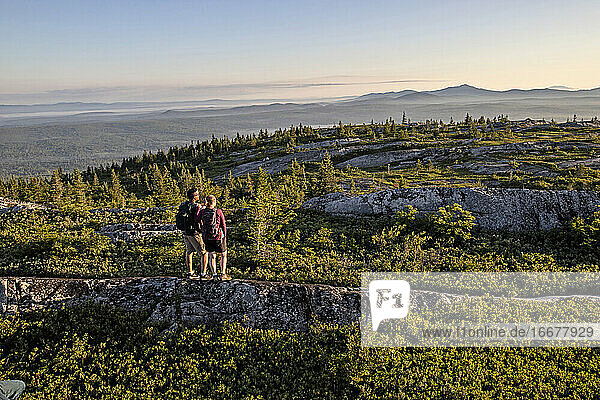 Zwei Wanderer stehen auf dem Gipfel eines Berges und betrachten die Aussicht  Appalachen