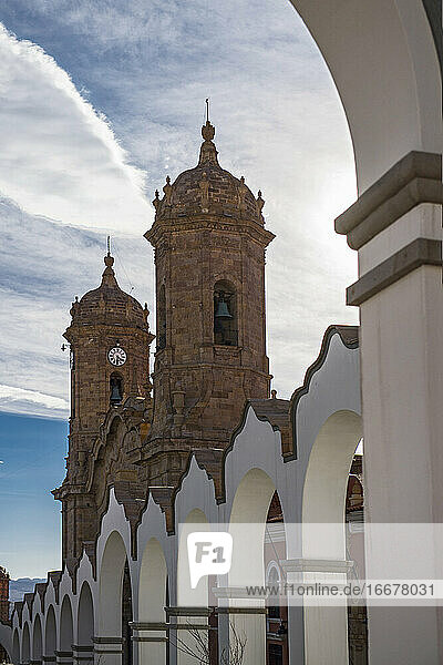 Blick auf den Glockenturm der Kirche und den Uhrenturm  Potosi  Bolivien