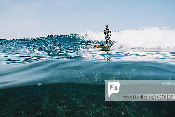 Splitbild einer Surferin im Neoprenanzug  die auf einer kleinen Welle surft
