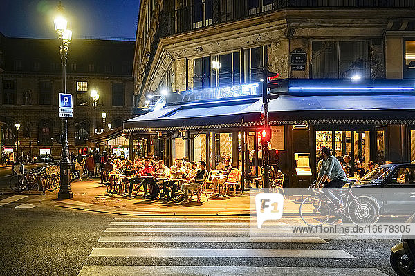 Café in der Rue St Honore am 1ere Arr. im Pariser Zentrum bei Nacht