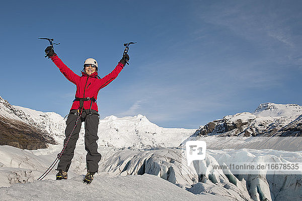 Frau im Siegesrausch auf dem Fjallsjökull-Gletscher in Island