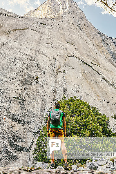 Junger Mann mit Blick auf den Berg El Capitan im Yosemite-Nationalpark.