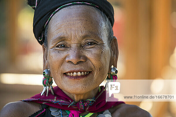Porträt einer lächelnden Frau vom Stamm der Kayah  die in die Kamera schaut  Loikaw  Myanmar