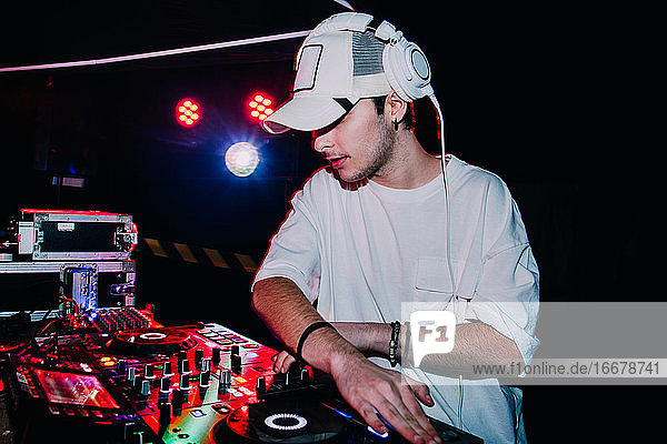 Der DJ mischt den Track in einem Nachtclub auf einer Party