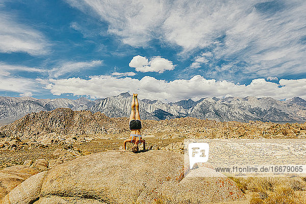 Junge Frau  die in der Nähe von Alabama Hills in Nordkalifornien Yoga praktiziert.