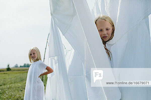 Die Kinder im Dorf spielen Verstecken zwischen den gewaschenen weißen Linien