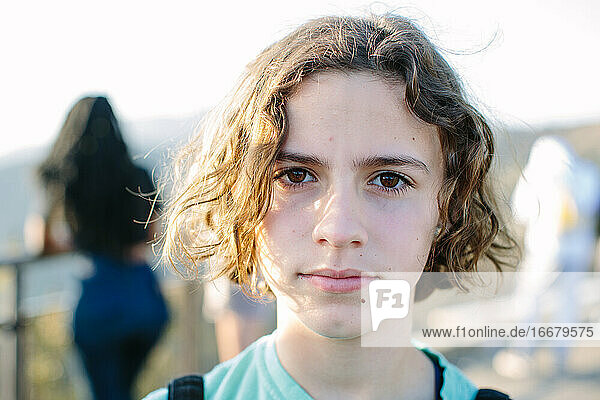 Porträt eines jungen Mädchens im Freien mit ernstem Gesichtsausdruck