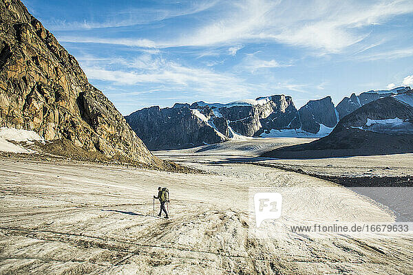 Rucksacktourist wandert über den Gletscher am Akshayak-Pass