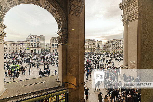 der Domplatz (Doumo) in Mailand von der Galleria Vittorio Emanuele II aus gesehen