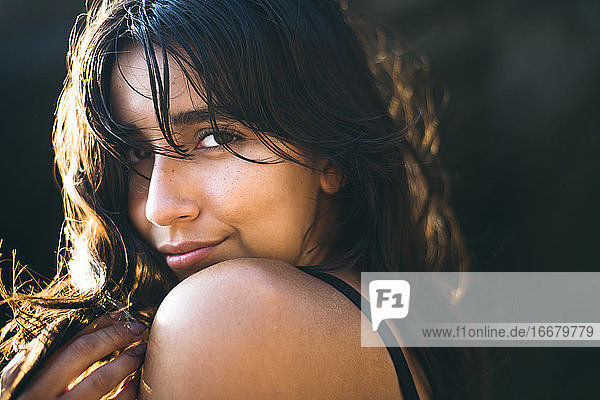 Junge Latina Frau Porträt zur goldenen Stunde im Sommer