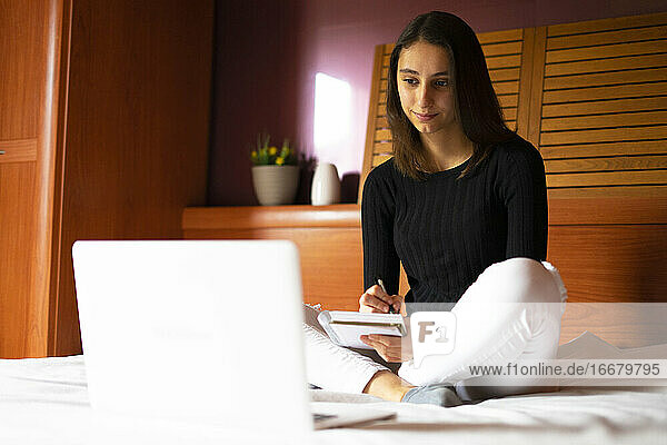 Universitätsstudent  der einen Online-Kurs zu Hause besucht.