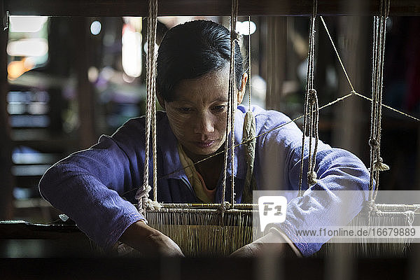 Birmesische Frau beim Weben am Webstuhl  Inle-See  Myanmar