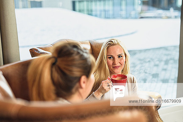 Erwachsene Frau trinkt Kaffee mit Freund