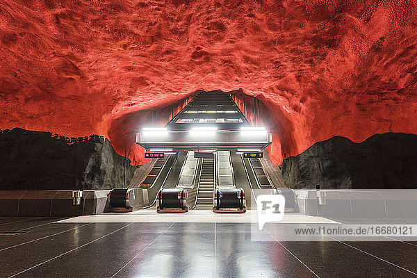 Der Ausgang des Kunstbahnhofs Solna Centrum in Stockholm