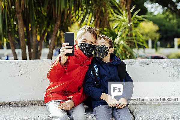 Kinder  die ein Foto mit ihrem Smartphone machen