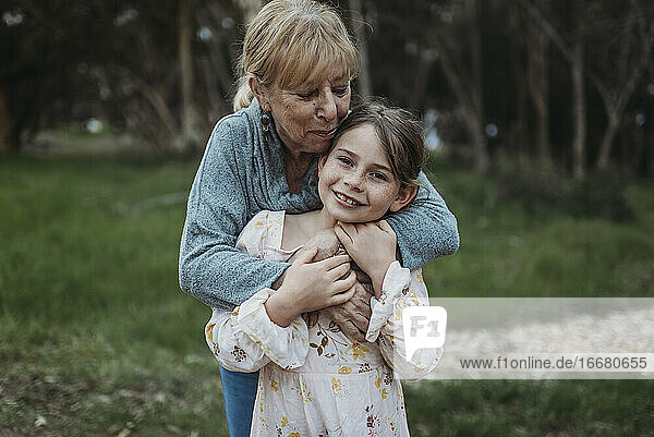 Nahaufnahme von Großmutter und Enkelin lächelnd im Feld