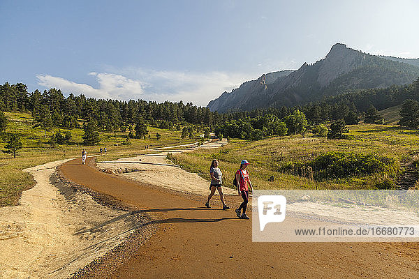 Menschen wandern auf einem neu angelegten Weg im Chautauqua Park in Boulder  Colorado