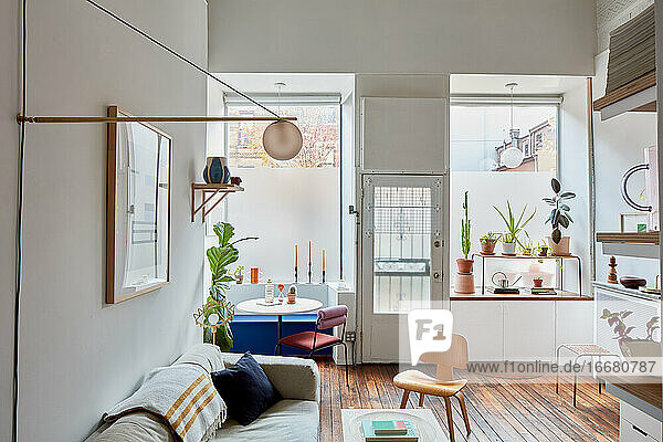 Wohnzimmer im eklektischen Home-Office-Studio