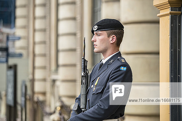 Schwedische Wachen am Hof des königlichen Palastes in Stockholm