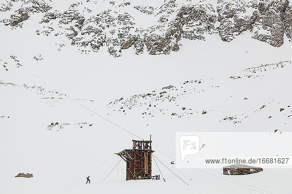 Skitourengeher nähert sich einer Minenruine  Mayflower Gulch  Colorado