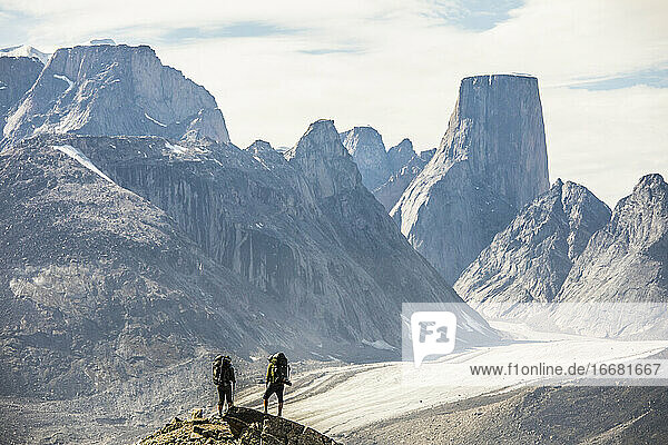 Rückansicht von Rucksacktouristen mit Blick auf den dramatischen Bergblick vom Gipfel