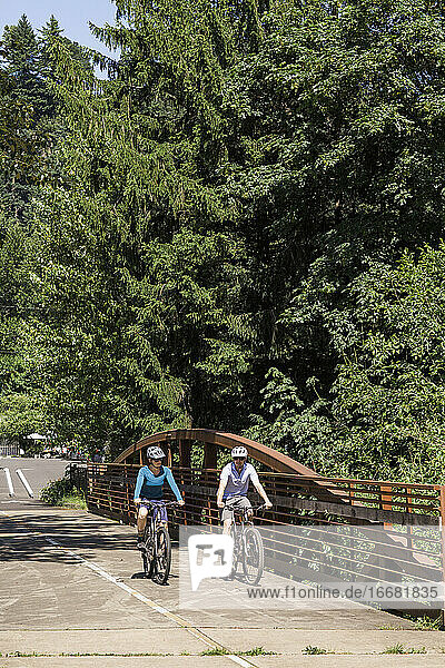 Ein Paar fährt mit dem Fahrrad auf einem Radweg in Oregon.