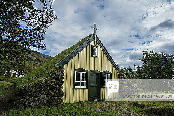 Außenansicht der Hofskirkja-Kirche gegen den Himmel  Island