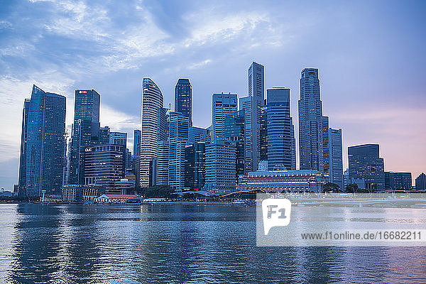 die Skyline von Singapur von der Marina Bay aus