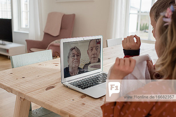 Großeltern  die per Videoanruf mit ihren Enkelkindern sprechen