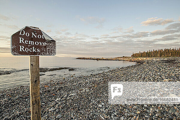 Schild am Strand  das Touristen davor warnt  Steine zu entfernen  in Acadia  Maine