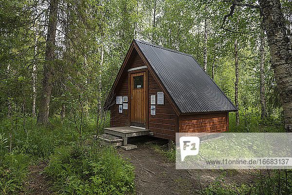 Kleine Schutzhütte im Wald am südlichen Ausgangspunkt des Padjelantaleden  Lappland  Schweden