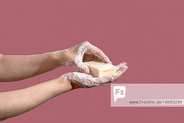 Hände waschen Hände mit Seife auf einem rosa Rückengrapund