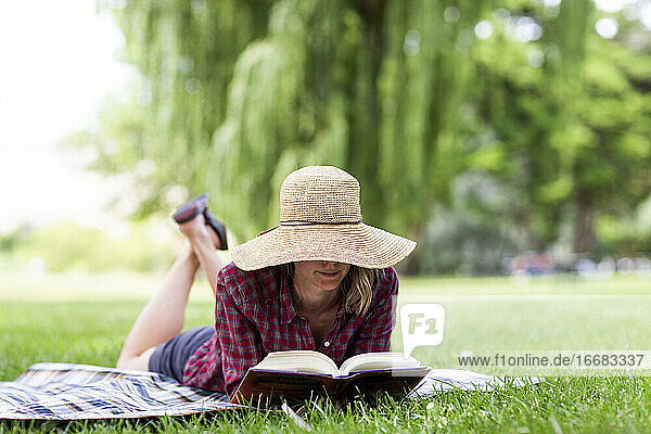 Eine junge Frau liest ein Buch in einem Park in der Columbia Gorge.