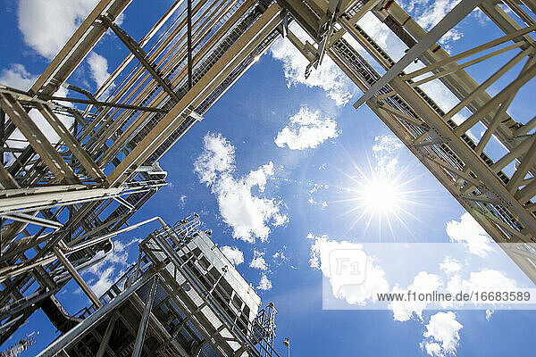 Strukturen einer Erdgasanlage vor blauem Himmel