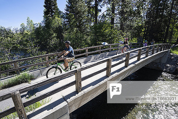 Eine Familie genießt eine Fahrradtour auf einem Radweg in South Lake Tahoe  CA