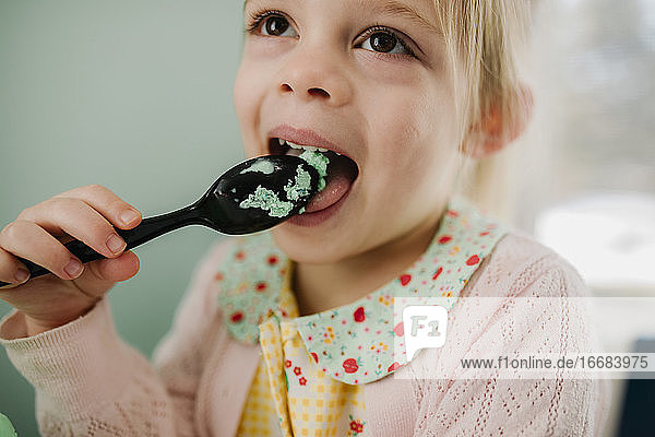 Mädchen isst fröhlich Eiscreme