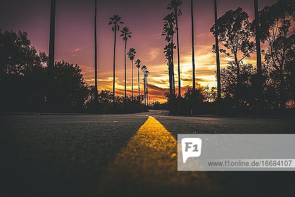 Eine erstaunliche leere Straße Szene während Sonnenaufgang oder Sonnenuntergang einer städtischen Stadt