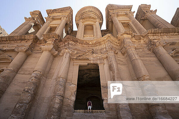 Ein Mann betrachtet das in den Berg gehauene Monastery Monument  Petra  Jordanien