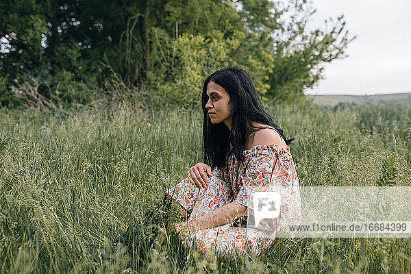 Porträt einer Frau allein auf einem Feld  die nachdenkt