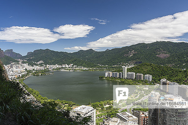 Blick auf Wohnhäuser in Lagoa und grüne bewaldete Berge
