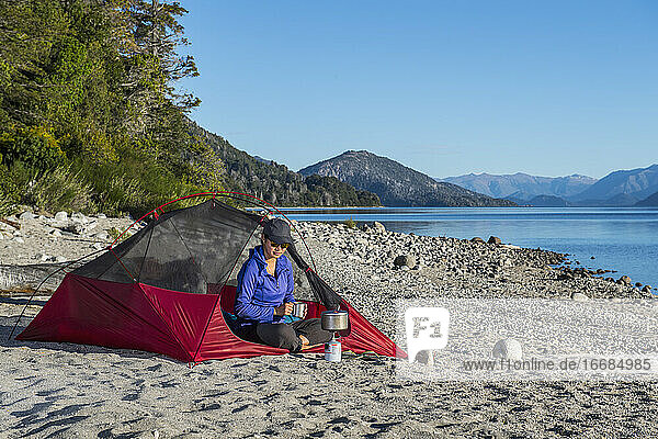 Frau entspannt sich im Camp am Nahuel Huapi See in Patagonien