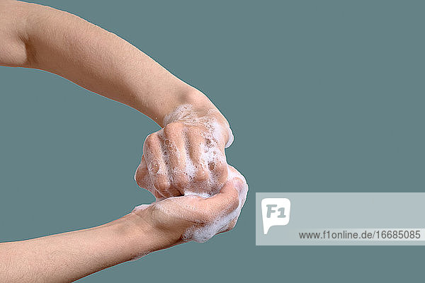 Hygiene-Konzept. Frau wäscht Hände mit Seife